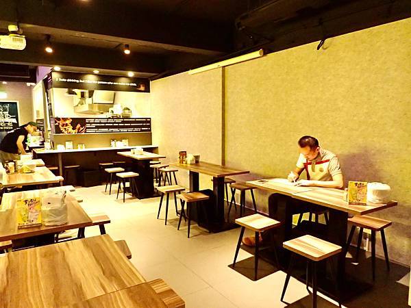 Jessica食記-「串在一起平價串燒/生啤」，台北大安區（東區）平價串燒推薦，CP值高與朋友週末晚上吃好吃的串燒與喝一杯首選，不收服務費