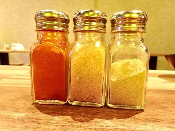 Jessica食記-「串在一起平價串燒/生啤」，台北大安區（東區）平價串燒推薦，CP值高與朋友週末晚上吃好吃的串燒與喝一杯首選，不收服務費