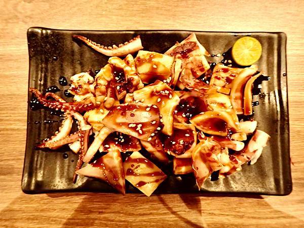 Jessica食記-「串在一起平價串燒/生啤」，台北大安區（東區）平價串燒推薦，CP值高與朋友週末晚上吃好吃的串燒與喝一杯首選，不收服務費