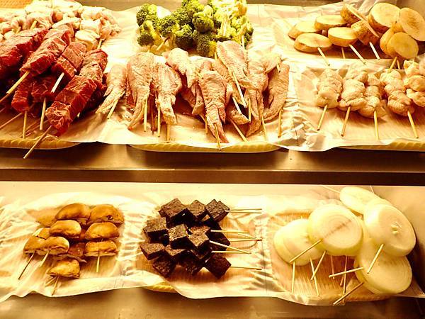 Jessica食記-「串在一起平價串燒/生啤」，台北大安區（東區）平價串燒推薦，CP值高與朋友週末晚上吃好吃的串燒與喝一杯首選，不收服務費