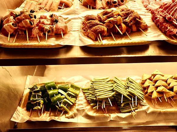 Jessica食記-「串在一起平價串燒/生啤」，台北大安區（東區）平價串燒推薦，CP值高與朋友週末晚上吃好吃的串燒與喝一杯首選，不收服務費