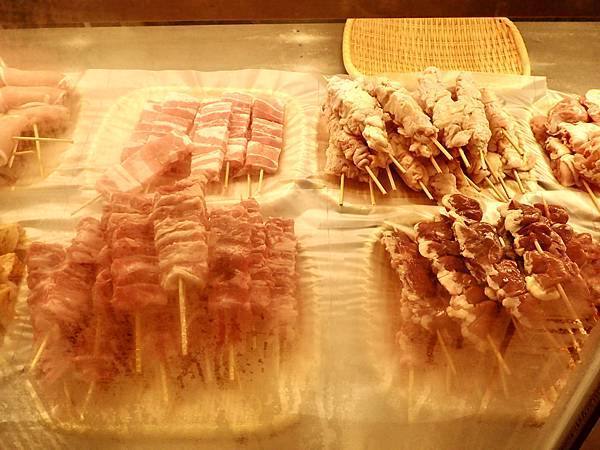 Jessica食記-「串在一起平價串燒/生啤」，台北大安區（東區）平價串燒推薦，CP值高與朋友週末晚上吃好吃的串燒與喝一杯首選，不收服務費