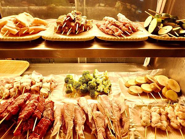 Jessica食記-「串在一起平價串燒/生啤」，台北大安區（東區）平價串燒推薦，CP值高與朋友週末晚上吃好吃的串燒與喝一杯首選，不收服務費