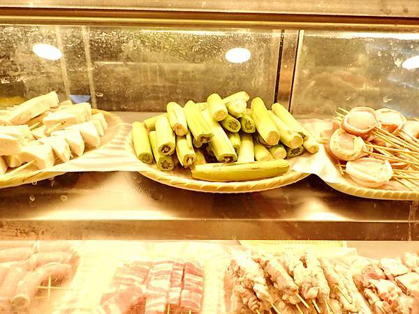 Jessica食記-「串在一起平價串燒/生啤」，台北大安區（東區）平價串燒推薦，CP值高與朋友週末晚上吃好吃的串燒與喝一杯首選，不收服務費