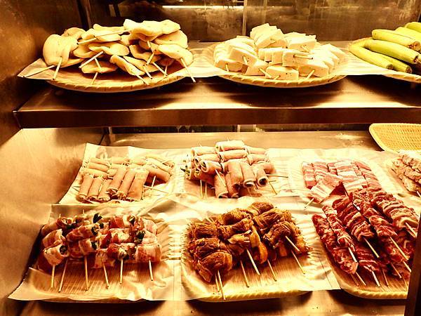 Jessica食記-「串在一起平價串燒/生啤」，台北大安區（東區）平價串燒推薦，CP值高與朋友週末晚上吃好吃的串燒與喝一杯首選，不收服務費