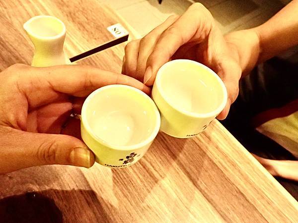 Jessica食記-「串在一起平價串燒/生啤」，台北大安區（東區）平價串燒推薦，CP值高與朋友週末晚上吃好吃的串燒與喝一杯首選，不收服務費