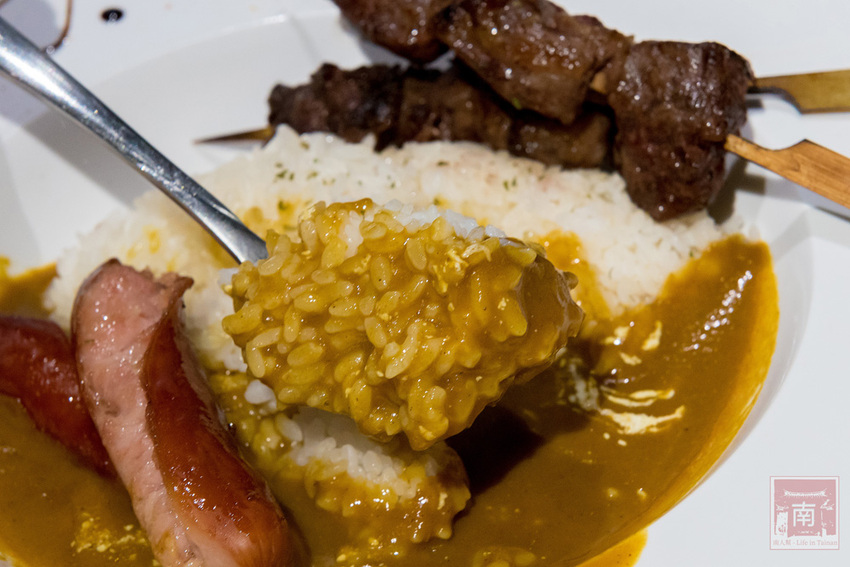 【臺南美食】咖哩飯也能自由搭配|咖哩搭配燒烤新組合|水果濃醬咖哩|咖哩免費續加.白飯吃到飽~~Hi!咖哩|燒烤本舖 - 南人幫