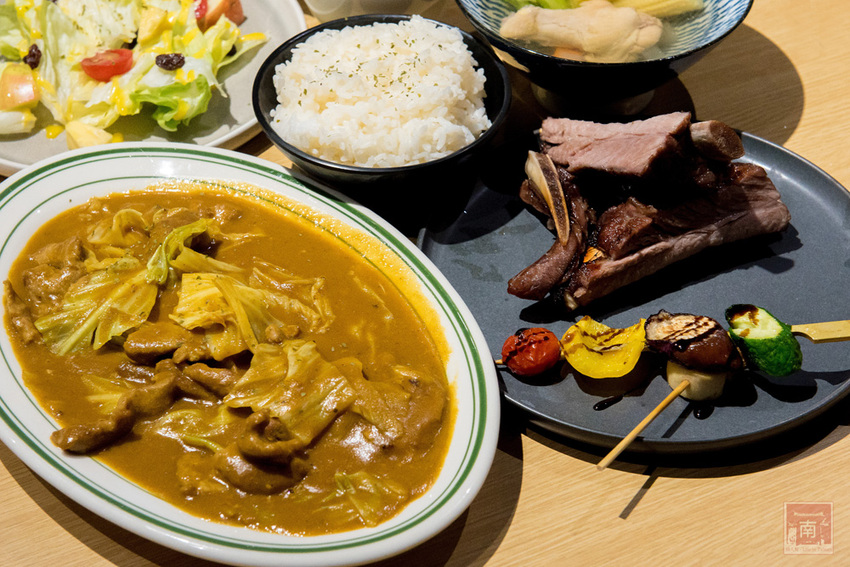 【臺南美食】咖哩飯也能自由搭配|咖哩搭配燒烤新組合|水果濃醬咖哩|咖哩免費續加.白飯吃到飽~~Hi!咖哩|燒烤本舖 - 南人幫