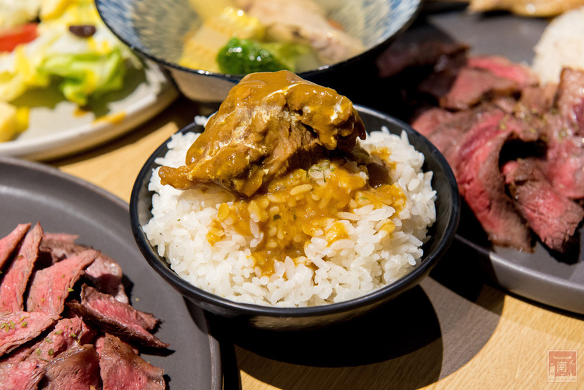 【臺南美食】咖哩飯也能自由搭配|咖哩搭配燒烤新組合|水果濃醬咖哩|咖哩免費續加.白飯吃到飽~~Hi!咖哩|燒烤本舖 - 南人幫