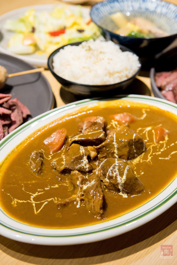 【臺南美食】咖哩飯也能自由搭配|咖哩搭配燒烤新組合|水果濃醬咖哩|咖哩免費續加.白飯吃到飽~~Hi!咖哩|燒烤本舖 - 南人幫