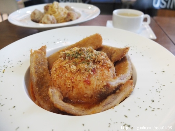 食記【川聚 CHUAN JU 咖啡館】六龜山城裡的美食亮點!義大利麵、咖哩飯、火鍋、咖啡、飲品 饕客激賞!