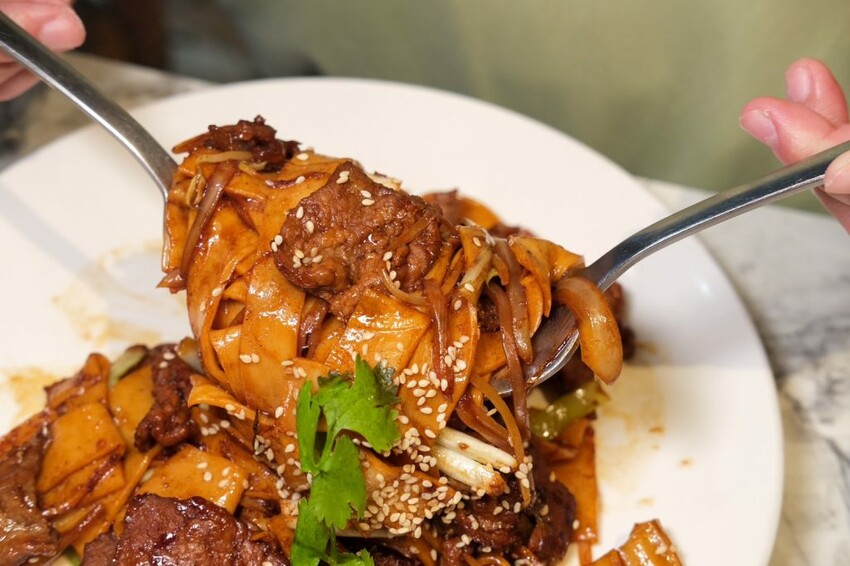 荷李活茶街 HOLLYWOOD STREET｜台北東區排隊創意港式料理，在Threads上爆紅的珍珠漏奶華! - 肉依小姐吃什麼