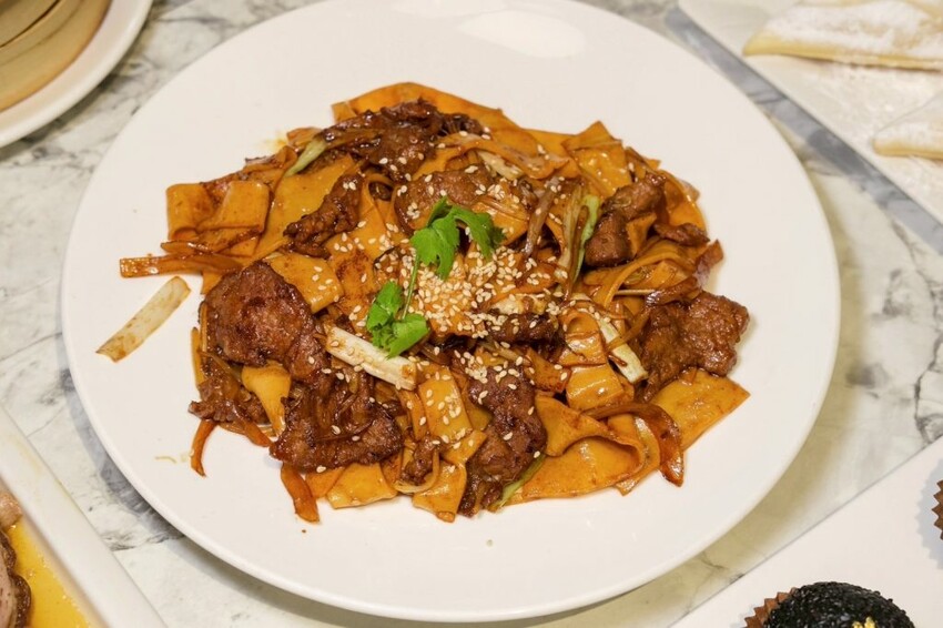 荷李活茶街 HOLLYWOOD STREET｜台北東區排隊創意港式料理，在Threads上爆紅的珍珠漏奶華! - 肉依小姐吃什麼