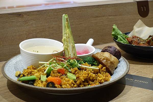 【新竹美食】SUN BERNO光焙若蔬食｜寫蔬計畫011｜被路人頻頻側目的韓式炸雞！新竹巨城美食 / 巨城蔬食