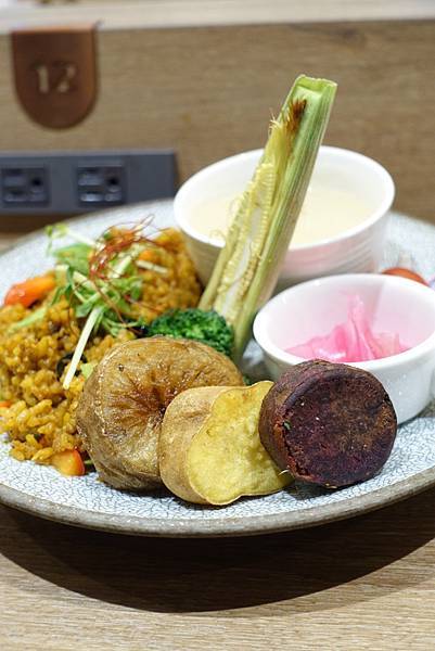 【新竹美食】SUN BERNO光焙若蔬食｜寫蔬計畫011｜被路人頻頻側目的韓式炸雞！新竹巨城美食 / 巨城蔬食