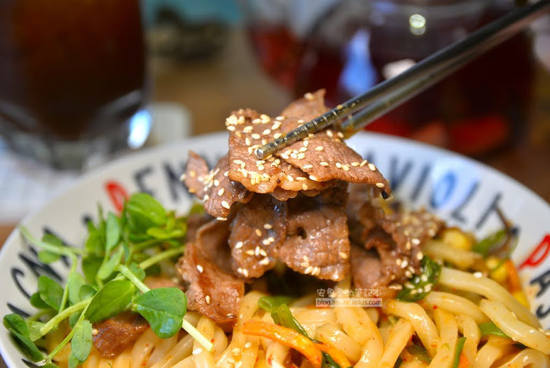 老屋文青風新埔早午餐,炸豬排有專賣店水準,烏龍麵、蔥抓餅