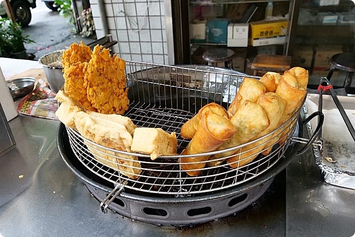 三星美食⎪阿琴春捲。明星商品全都來一輪，美味到停不下來炸春捲、炸地瓜餅、炸甜米糕、炸蘿蔔糕，市場內的銅板美食！ @捲捲頭 Wonderful 品味。生活