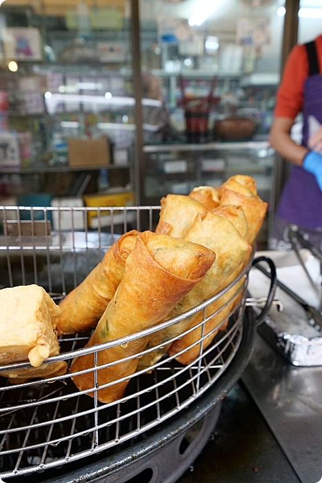 三星美食⎪阿琴春捲。明星商品全都來一輪，美味到停不下來炸春捲、炸地瓜餅、炸甜米糕、炸蘿蔔糕，市場內的銅板美食！ @捲捲頭 Wonderful 品味。生活