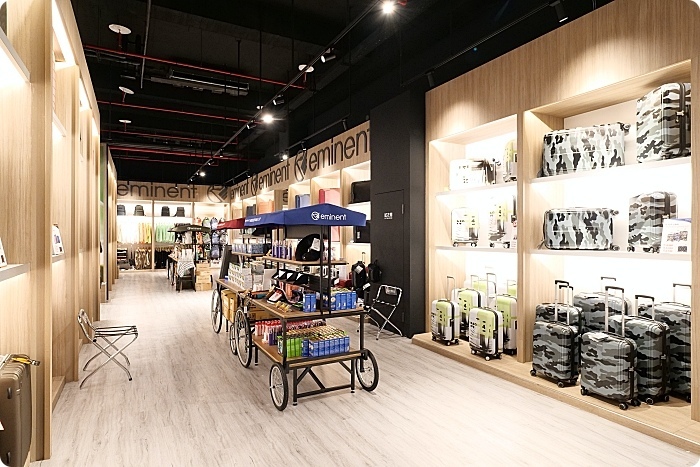 台南景點⎪萬國通路創意觀光工廠。巨大行李網美牆、DIY彩色行李箱,走進世界光廊互動拍照!台南熱門打卡景點。 @捲捲頭 Wonderful 品味。生活 台南景點⎪萬國通路創意觀光工廠。巨大行李網美牆、DIY彩色行李箱,走進世界光廊互動拍照!台南熱門打卡景點。 @捲捲頭 Wonderful 品味。生活