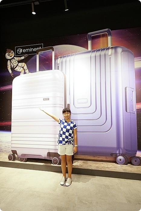 台南景點⎪萬國通路創意觀光工廠。巨大行李網美牆、DIY彩色行李箱,走進世界光廊互動拍照!台南熱門打卡景點。 @捲捲頭 Wonderful 品味。生活 台南景點⎪萬國通路創意觀光工廠。巨大行李網美牆、DIY彩色行李箱,走進世界光廊互動拍照!台南熱門打卡景點。 @捲捲頭 Wonderful 品味。生活