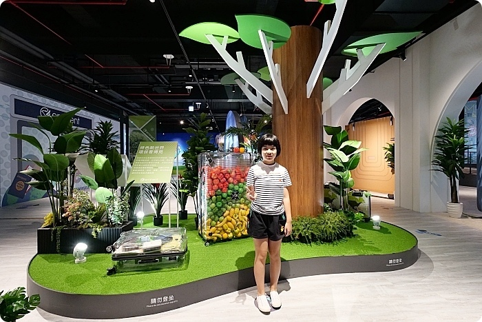 台南景點⎪萬國通路創意觀光工廠。巨大行李網美牆、DIY彩色行李箱,走進世界光廊互動拍照!台南熱門打卡景點。 @捲捲頭 Wonderful 品味。生活 台南景點⎪萬國通路創意觀光工廠。巨大行李網美牆、DIY彩色行李箱,走進世界光廊互動拍照!台南熱門打卡景點。 @捲捲頭 Wonderful 品味。生活