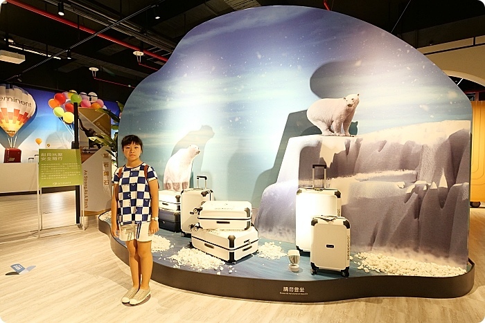 台南景點⎪萬國通路創意觀光工廠。巨大行李網美牆、DIY彩色行李箱,走進世界光廊互動拍照!台南熱門打卡景點。 @捲捲頭 Wonderful 品味。生活 台南景點⎪萬國通路創意觀光工廠。巨大行李網美牆、DIY彩色行李箱,走進世界光廊互動拍照!台南熱門打卡景點。 @捲捲頭 Wonderful 品味。生活