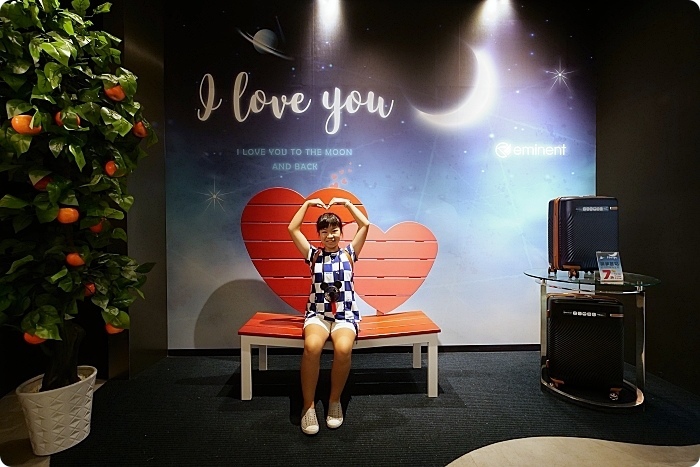 台南景點⎪萬國通路創意觀光工廠。巨大行李網美牆、DIY彩色行李箱,走進世界光廊互動拍照!台南熱門打卡景點。 @捲捲頭 Wonderful 品味。生活 台南景點⎪萬國通路創意觀光工廠。巨大行李網美牆、DIY彩色行李箱,走進世界光廊互動拍照!台南熱門打卡景點。 @捲捲頭 Wonderful 品味。生活