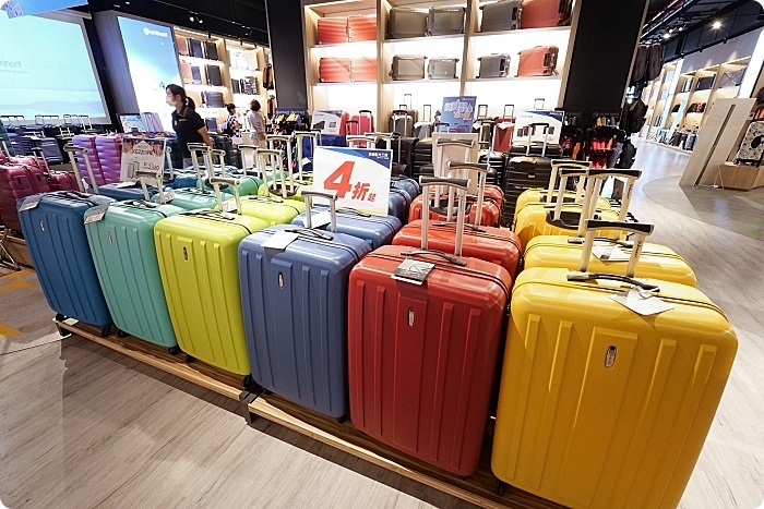 台南景點⎪萬國通路創意觀光工廠。巨大行李網美牆、DIY彩色行李箱,走進世界光廊互動拍照!台南熱門打卡景點。 @捲捲頭 Wonderful 品味。生活 台南景點⎪萬國通路創意觀光工廠。巨大行李網美牆、DIY彩色行李箱,走進世界光廊互動拍照!台南熱門打卡景點。 @捲捲頭 Wonderful 品味。生活