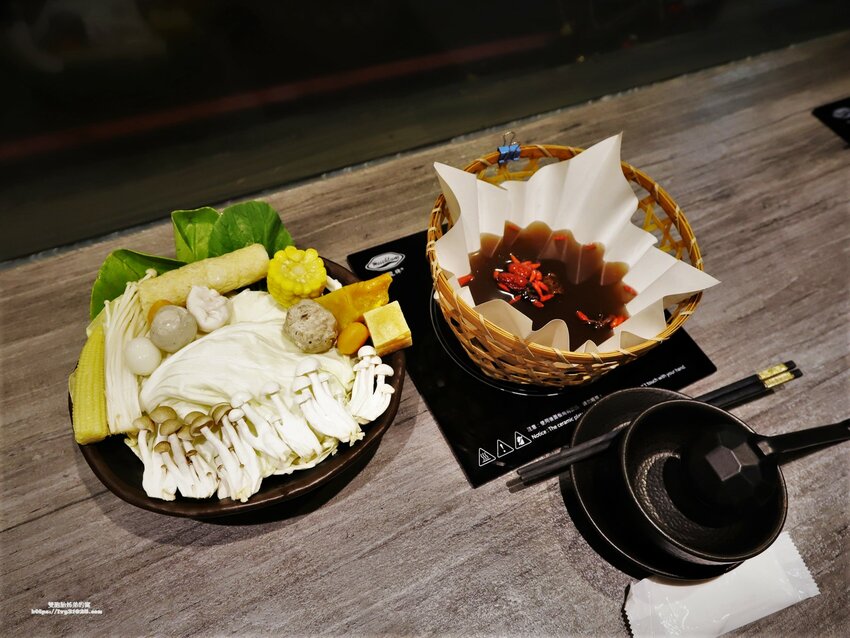 source: imgur.com 台南南區火鍋必吃 - 食光鍋客 嚴選食材 高CP值 藥膳養身 精緻個人紙火鍋