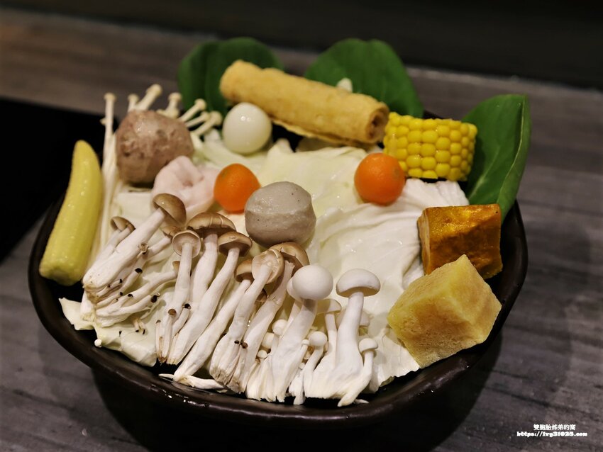 source: imgur.com 台南南區火鍋必吃 - 食光鍋客 嚴選食材 高CP值 藥膳養身 精緻個人紙火鍋