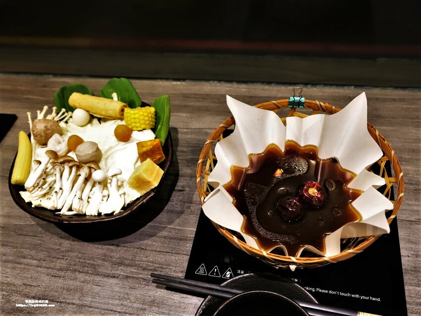 source: imgur.com 台南南區火鍋必吃 - 食光鍋客 嚴選食材 高CP值 藥膳養身 精緻個人紙火鍋