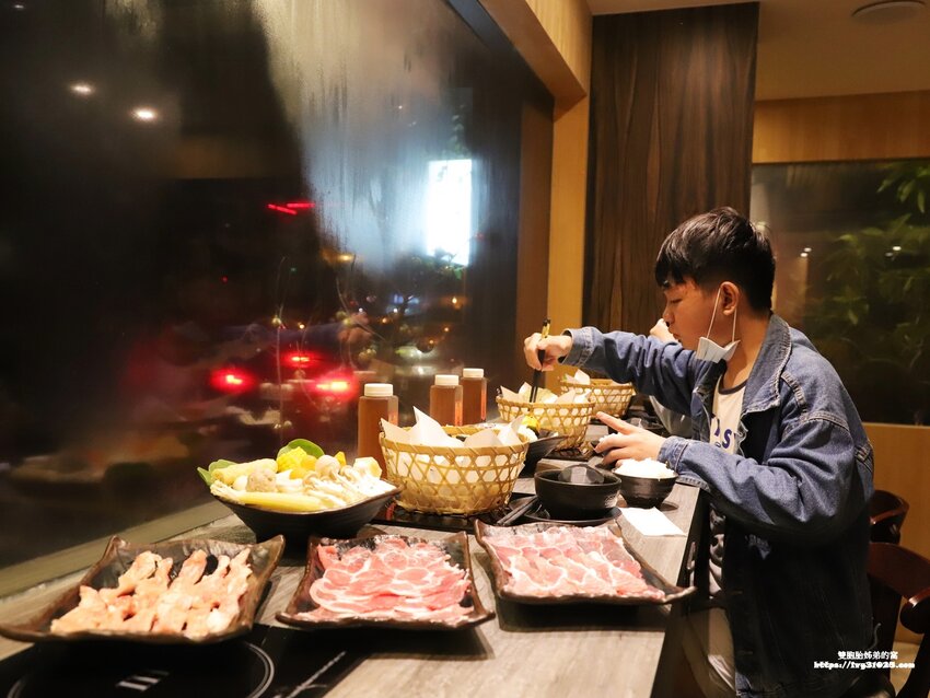 source: imgur.com 台南南區火鍋必吃 - 食光鍋客 嚴選食材 高CP值 藥膳養身 精緻個人紙火鍋