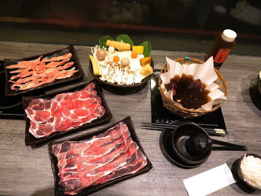 source: imgur.com 台南南區火鍋必吃 - 食光鍋客 嚴選食材 高CP值 藥膳養身 精緻個人紙火鍋