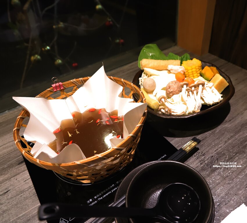 source: imgur.com 台南南區火鍋必吃 - 食光鍋客 嚴選食材 高CP值 藥膳養身 精緻個人紙火鍋