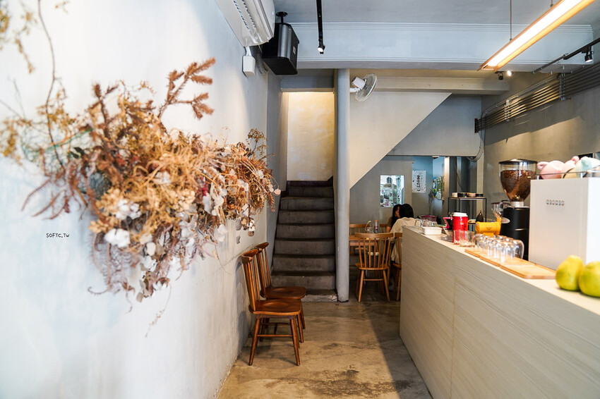 透天厝老宅基隆咖啡廳「閑閑」超推甜點布丁蛋糕!正濱漁港咖啡廳推薦