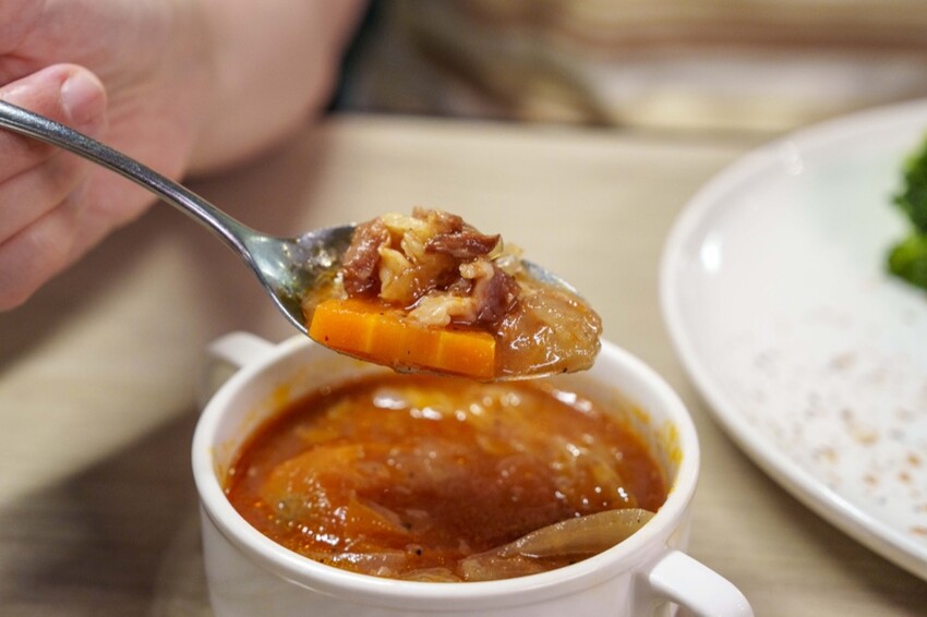 台北美食 瀧厚炙燒熟成牛排｜雙主餐一次滿足！質感平價牛排大份量開箱，肉控絕不能錯過！