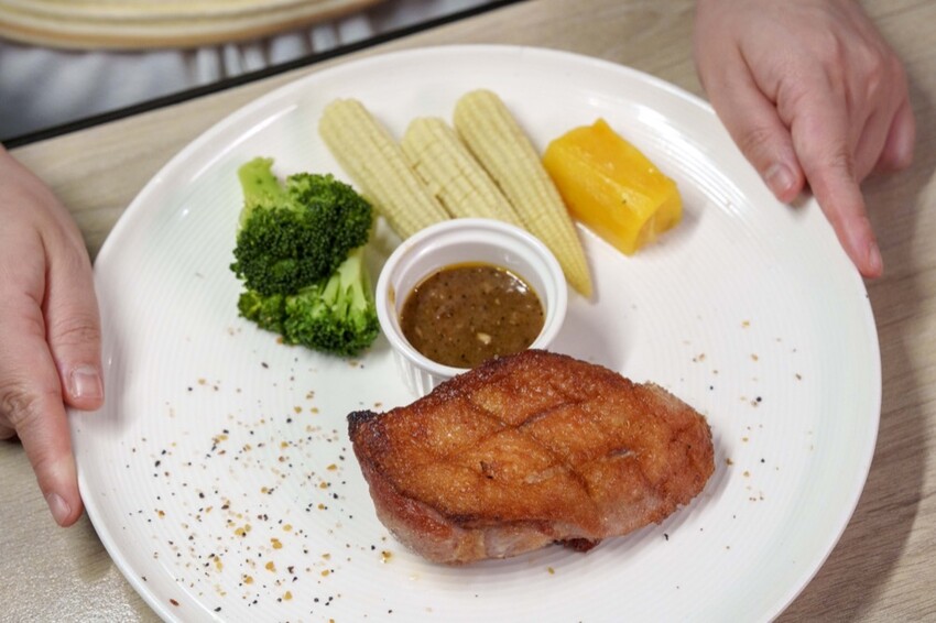 台北美食 瀧厚炙燒熟成牛排｜雙主餐一次滿足！質感平價牛排大份量開箱，肉控絕不能錯過！