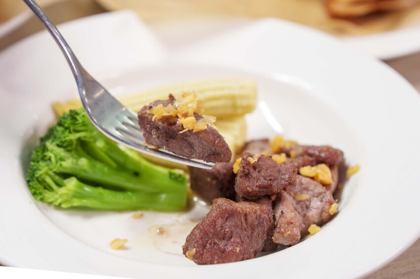 台北美食 瀧厚炙燒熟成牛排｜雙主餐一次滿足！質感平價牛排大份量開箱，肉控絕不能錯過！