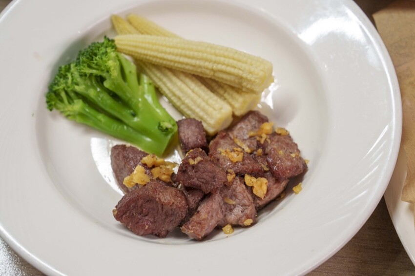 台北美食 瀧厚炙燒熟成牛排｜雙主餐一次滿足！質感平價牛排大份量開箱，肉控絕不能錯過！