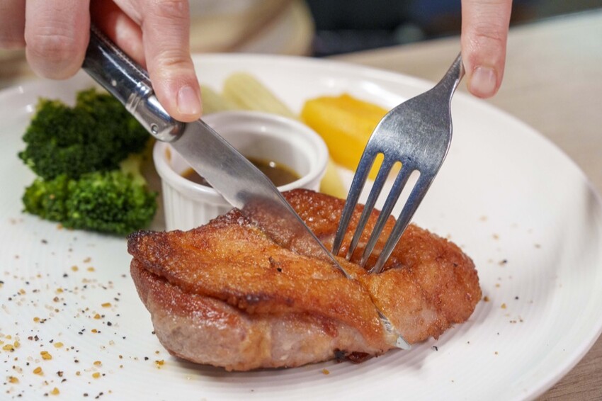 台北美食 瀧厚炙燒熟成牛排｜雙主餐一次滿足！質感平價牛排大份量開箱，肉控絕不能錯過！