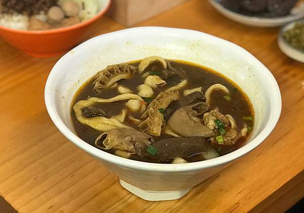 （三和國中）低調牛肉麵小店 獨特牛滷肉飯 紅燒牛肉麵 香噴噴不加味素的天然美味-二木牛肉麵