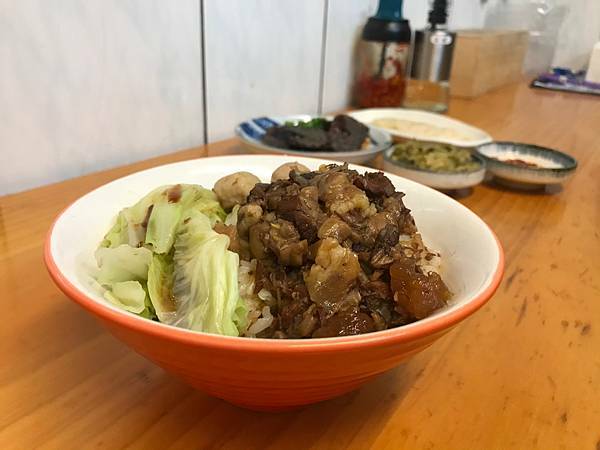 （三和國中）低調牛肉麵小店 獨特牛滷肉飯 紅燒牛肉麵 香噴噴不加味素的天然美味-二木牛肉麵