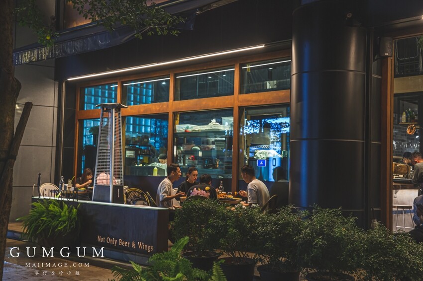 台北內湖美食｜GUMGUM NOT ONLY BEER & WINGS 雞翅啤酒吧內科店～內湖最美的戶外露營風餐酒館、超美的森林