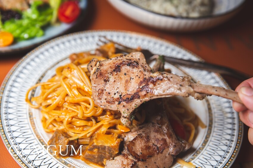 台北內湖美食｜GUMGUM NOT ONLY BEER & WINGS 雞翅啤酒吧內科店～內湖最美的戶外露營風餐酒館、超美的森林