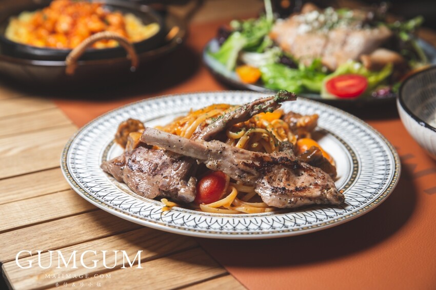 台北內湖美食｜GUMGUM NOT ONLY BEER & WINGS 雞翅啤酒吧內科店～內湖最美的戶外露營風餐酒館、超美的森林