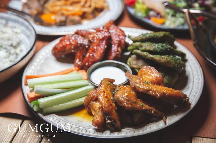 台北內湖美食｜GUMGUM NOT ONLY BEER & WINGS 雞翅啤酒吧內科店～內湖最美的戶外露營風餐酒館、超美的森林
