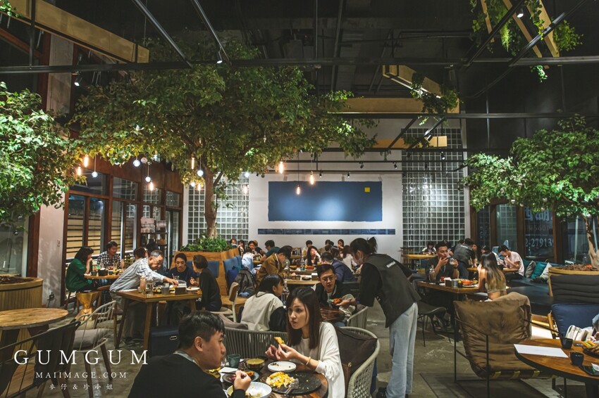 台北內湖美食｜GUMGUM NOT ONLY BEER & WINGS 雞翅啤酒吧內科店～內湖最美的戶外露營風餐酒館、超美的森林