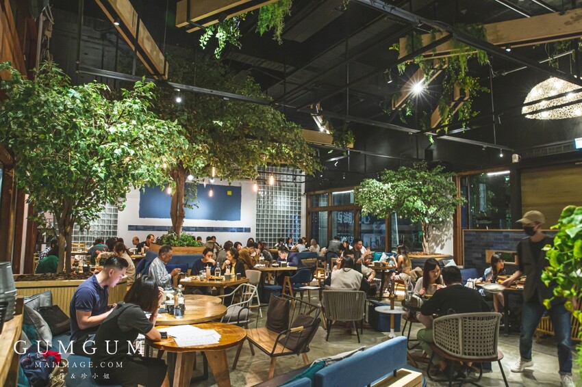 台北內湖美食｜GUMGUM NOT ONLY BEER & WINGS 雞翅啤酒吧內科店～內湖最美的戶外露營風餐酒館、超美的森林