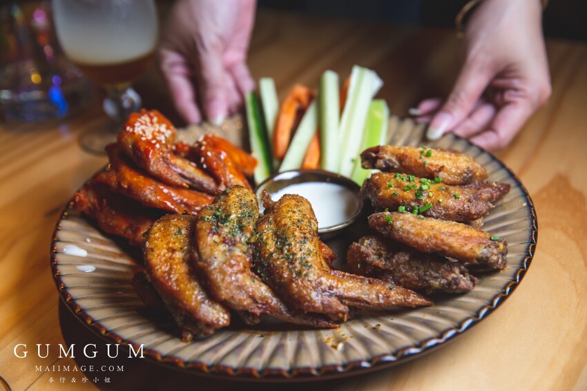 台北內湖美食｜GUMGUM NOT ONLY BEER & WINGS 雞翅啤酒吧內科店～內湖最美的戶外露營風餐酒館、超美的森林