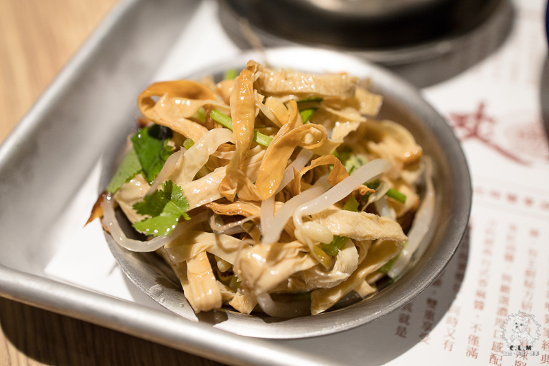 涼涼嗆四川涼麵｜台北信義市政府站食記｜永吉路30巷內酸辣麻香開胃可口的推薦涼麵，文青風格乾淨舒適明亮但不貴 - 卡爾茗 C.L.M.